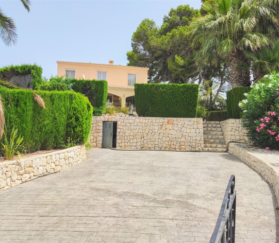 MORAIRA >> PLA DEL MAR - Ibiza style villa withing walking distance to town and beach.