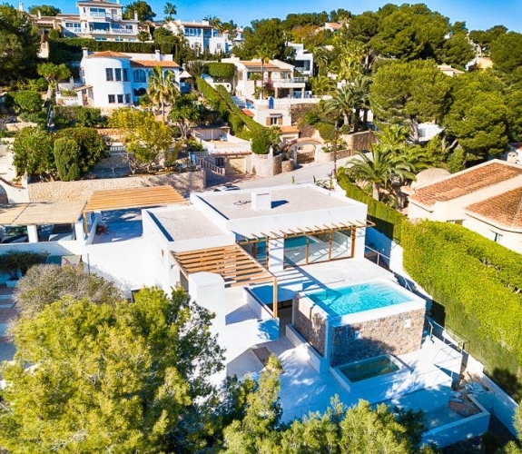 Moderne villa i Ibiza -stil til salg i Pinar del Advocat Moraira med havudsigt