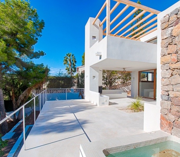 Moderne villa i Ibiza -stil til salg i Pinar del Advocat Moraira med havudsigt