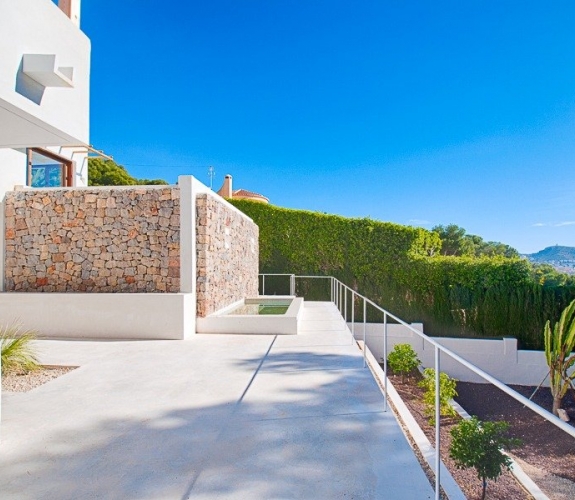 Moderne villa i Ibiza -stil til salg i Pinar del Advocat Moraira med havudsigt