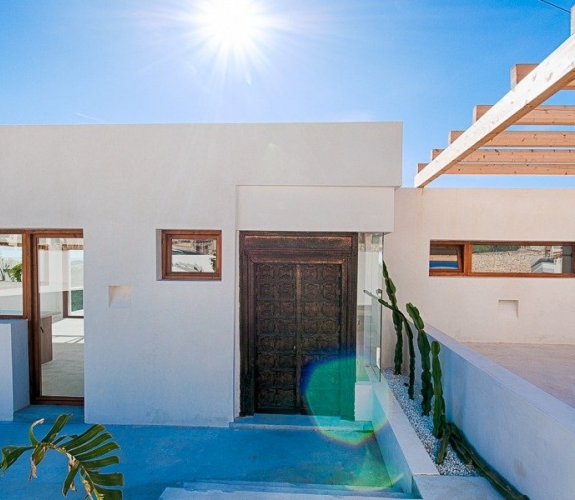 Moderne villa i Ibiza -stil til salg i Pinar del Advocat Moraira med havudsigt