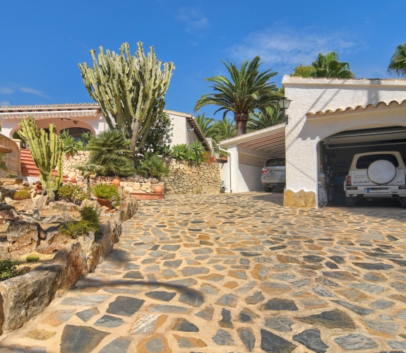 MORAIRA >> BENIMEIT >>  4 bedroom villa with sea views.