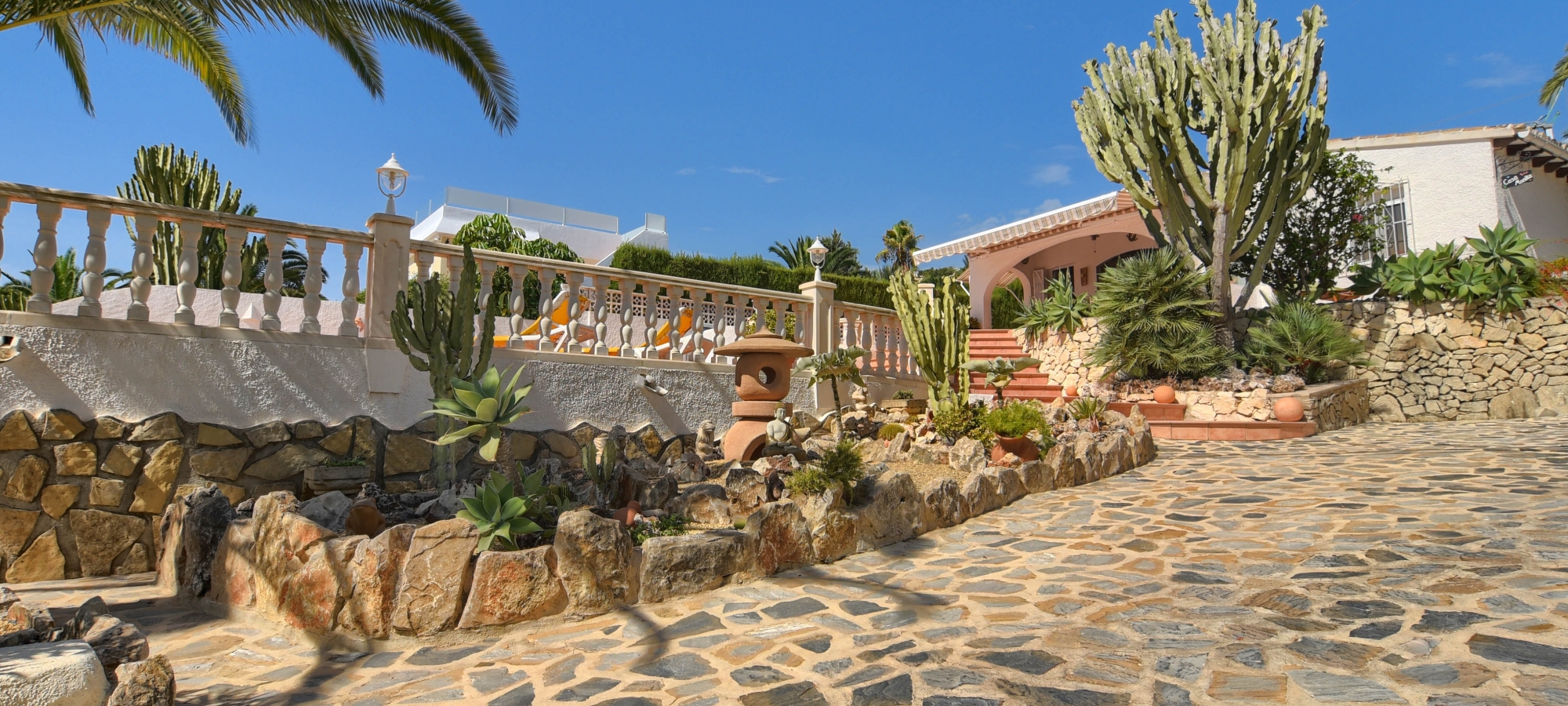 MORAIRA >> BENIMEIT >>  4 bedroom villa with sea views.