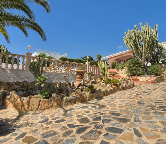 MORAIRA >> BENIMEIT >>  4 bedroom villa with sea views.